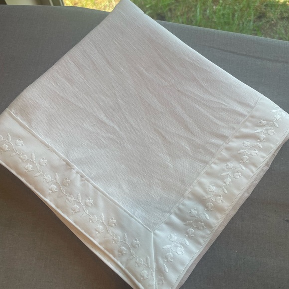 Elegant White Linen baby blanket with antique lace - Picture 2 of 6